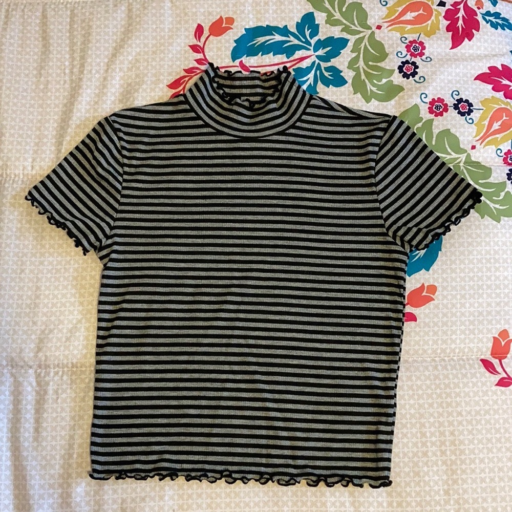 Forever 21 Black/Gray Striped Lettuce Hem Crop Top Size S